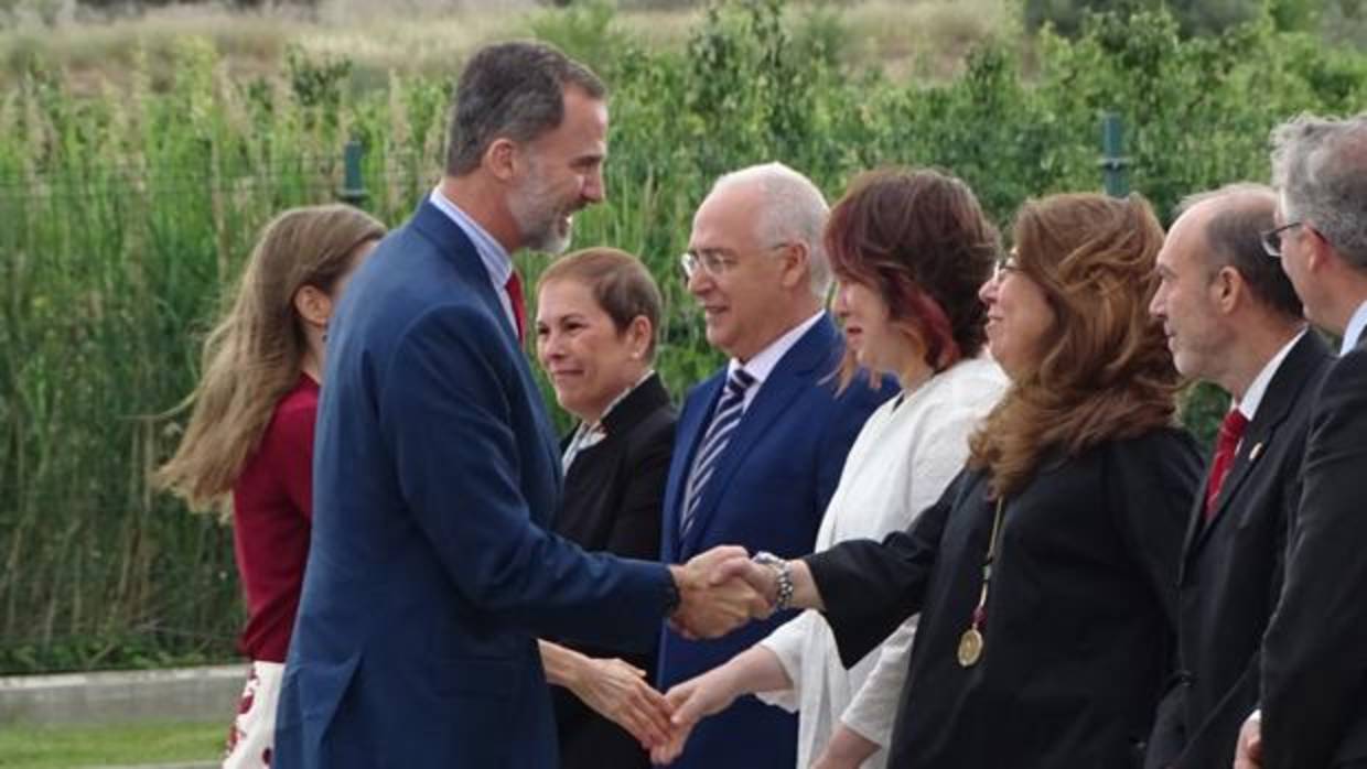Los Reyes saludan a las autoridades navarras