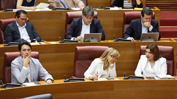 Isabel Bonig, Eva Ortiz y Vicente Betoret, este miércoles en las Cortes