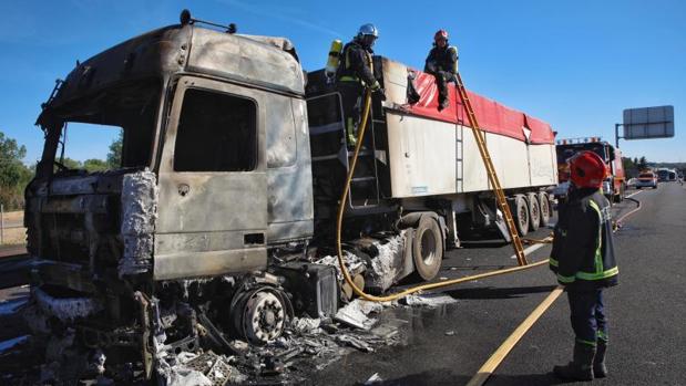 Arde un camión en la A-62 en Valladolid y provoca retenciones