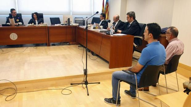 Los dos condenados, el exalcalde y el exsecretario-interventor municipal, durante el juicio