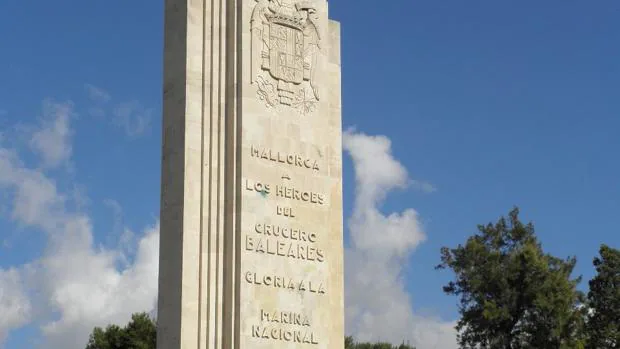 Detalle del monumento dedicado a las víctimas del Crucero «Baleares», inaugurado en 1947