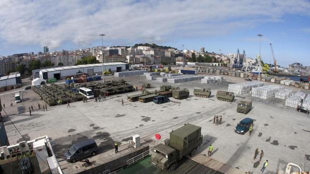 Un contingente de 80 vehículos militares y 67 contenedores embarcaron ayer en Vigo rumbo a Letonia