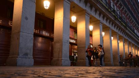 Los soportales de la Plaza Mayor, con la iluminación actual