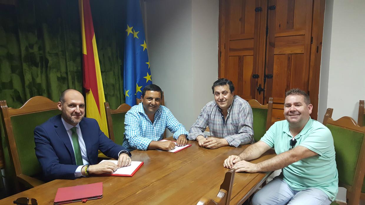 David Gómez, junto a los alcaldes de Segurilla, Montesclaros y Mejorada