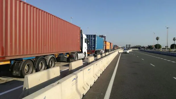 Imagen de la cola de camiones en el puerto de Valencia tomada este jueves