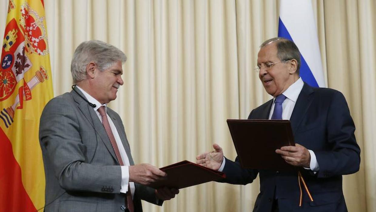 El ministro de Exteriores español Alfonso Dastis junto a su homólogo ruso, Serguéi Lavrov, ayer en Moscú