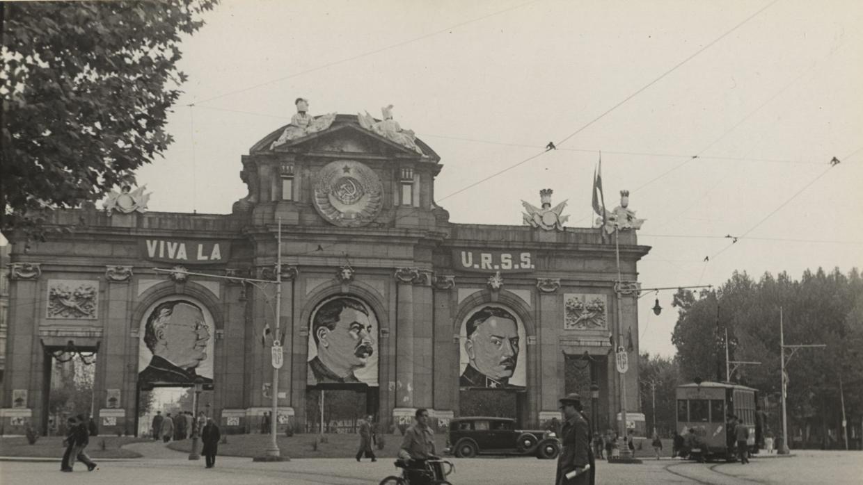 La Puerta de Alcalá, en 1937, con las imágenes de Stalin (centro), Litminov y Voroshilov