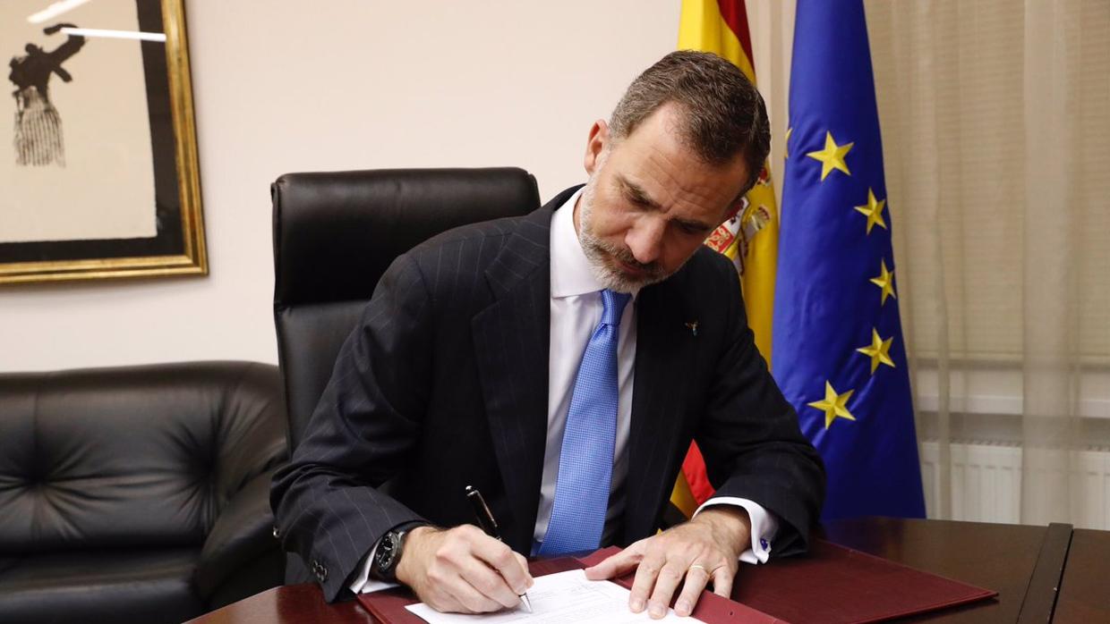 Don Felipe, en el momento de la firma del Real Decreto de la condecoración póstuma a Ignacio Echeverría en la Embajada de España en Astaná