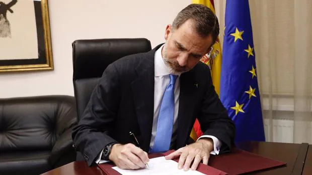 Don Felipe, en el momento de la firma del Real Decreto de la condecoración póstuma a Ignacio Echeverría en la Embajada de España en Astaná