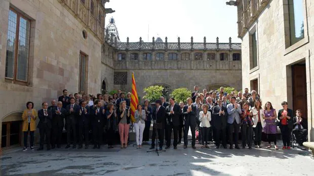 Diputados de la CUP han arropado a Puigdemont en su declaración institucional