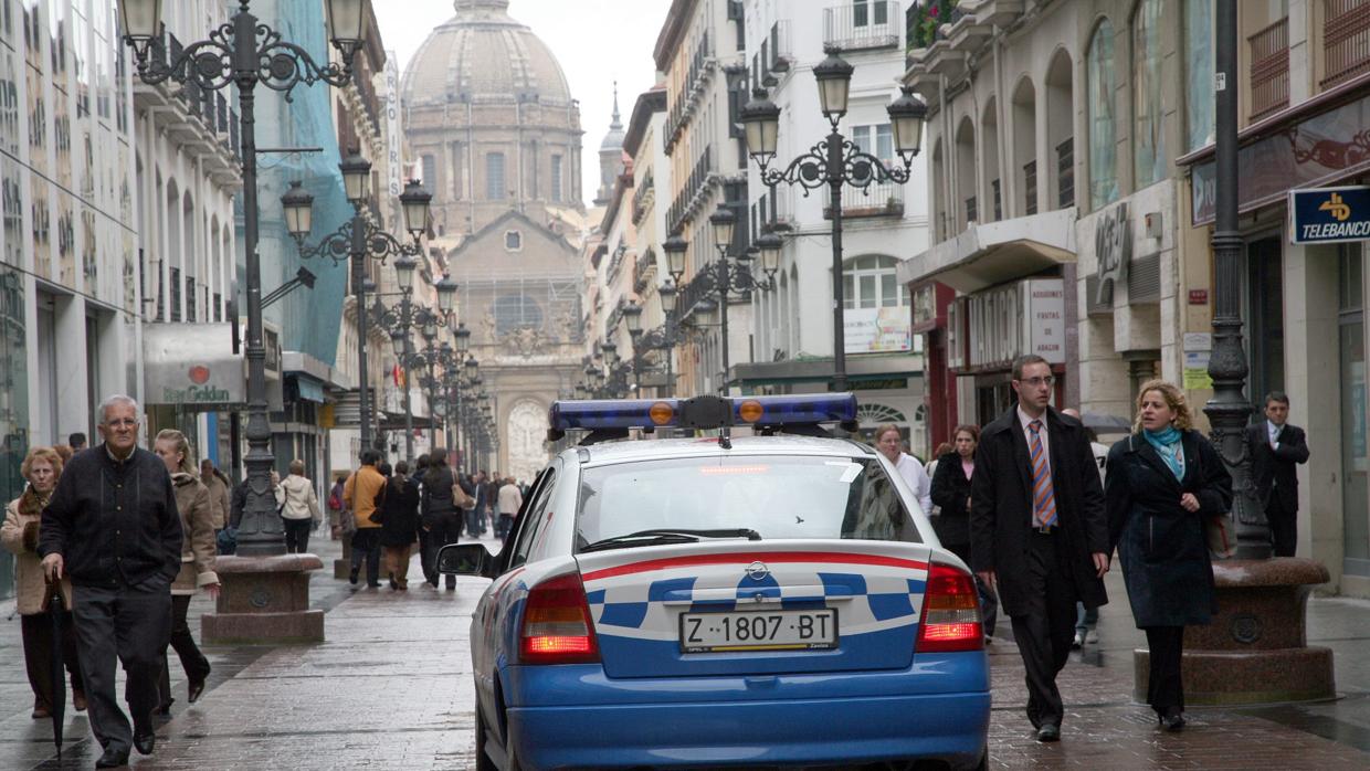 Coche de la Policía Local patrullando por el centro de Zaragoza