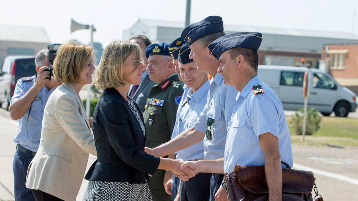 La ministra de Defensa María Dolores de Cospedal junto a la alta representante de Política Exterior y Seguridad Común de la UE, Federica Mogherini, ayer en la Base Aérea de Zaragoza