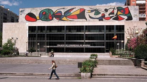 Arriba, el Palacio Municipal de Congresos; debajo, el Palacio de Congresos de Castellana