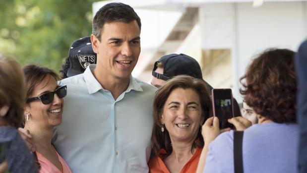 El secretario general del PSOE, Pedro Sánchez, se fotografía, durante su visita a la Feria del Libro de Madrid