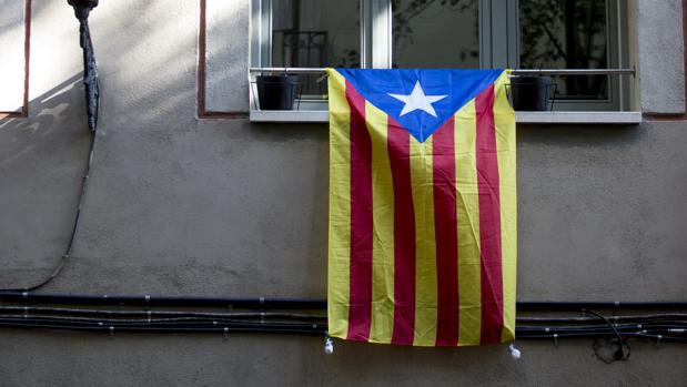 Fotografía de archivo de una bandera independentista catalana colgada de un edificio