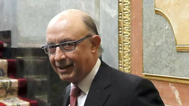 El ministro de Hacienda, Cristóbal Montoro, a su llegada al hemicíclo del Congreso