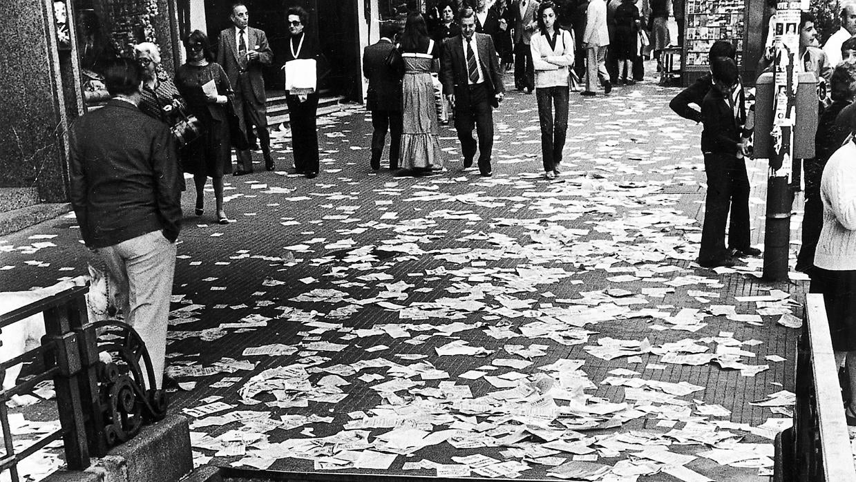 Suelo de una calle de Madrid lleno de propaganda electoral en junio de 1977