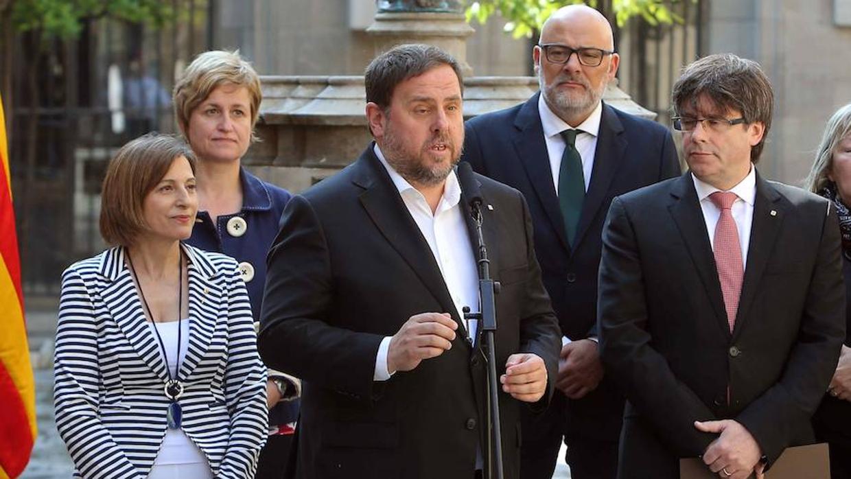 Oriol Junqueras junto a Carles Puigdemont en el anuncio de la fecha y la pregunta del referéndum