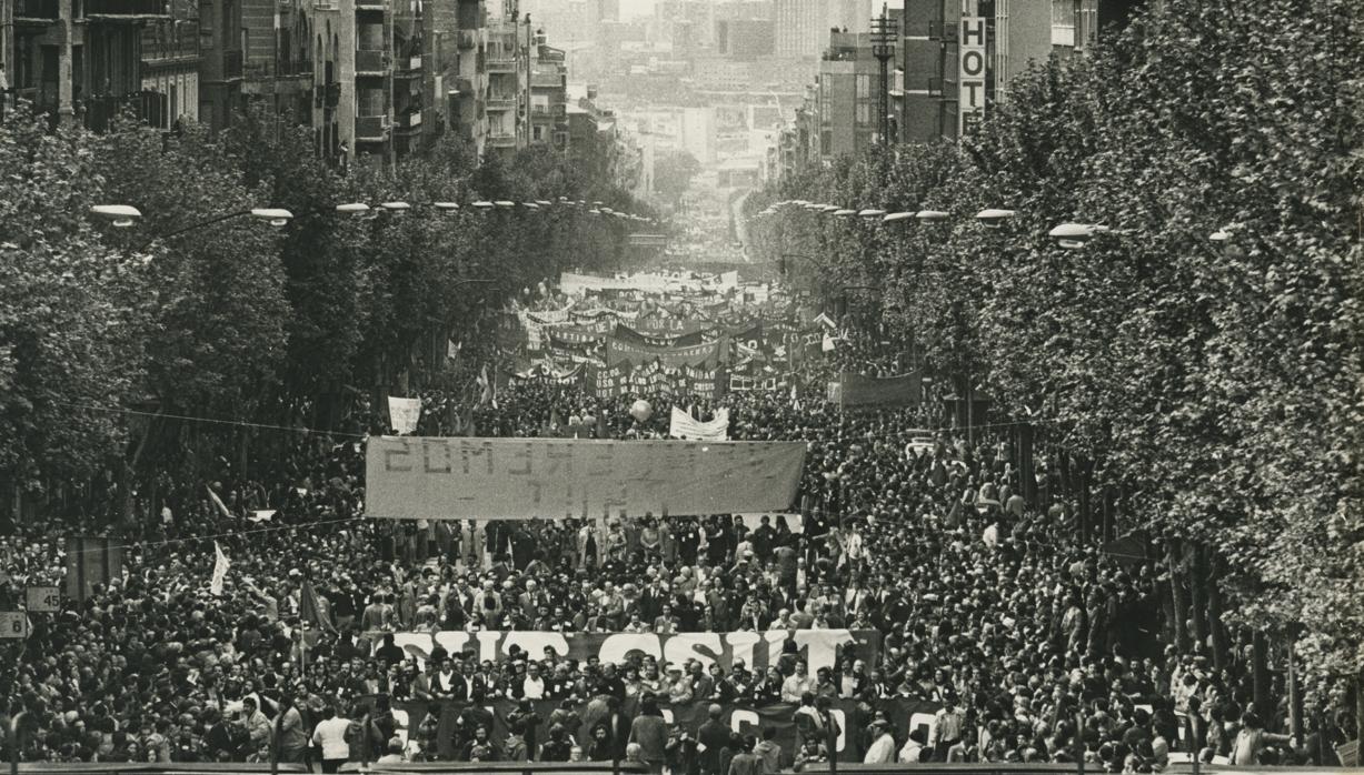 Manifestación del 1 de mayo de 1978 convocada por CC.OO. y UGT a su paso por el paseo de las Delicias, de Madrid