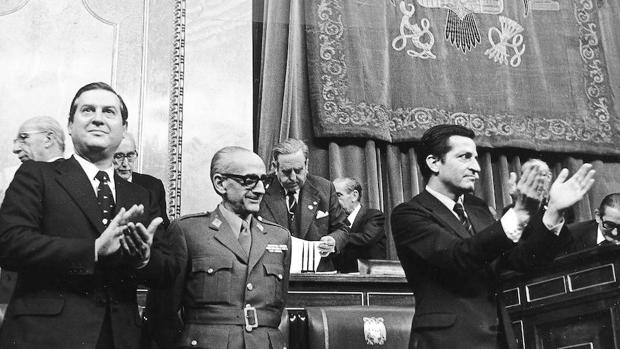 Alfonso Osorio (i) junto a Manuel Gutiérrez Mellado (c) y Adolfo Suárez tras aprobarse en 1976 la Ley para la Reforma Política
