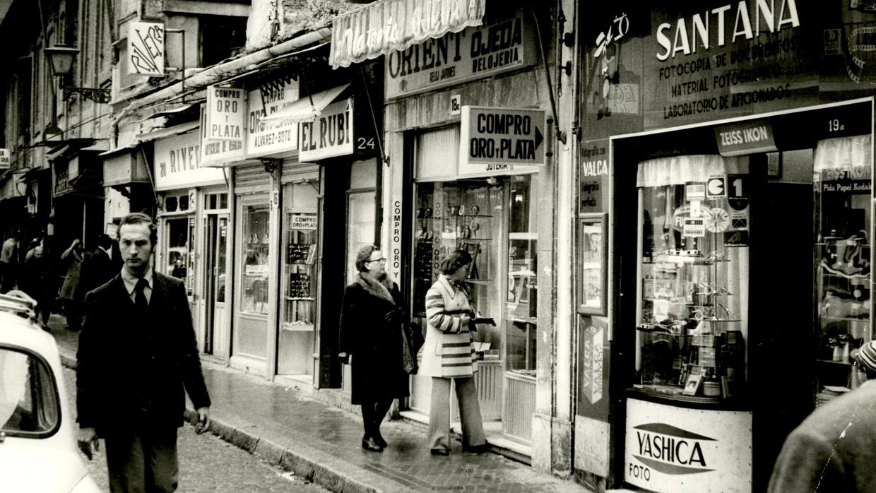 El poder adquisitivo se hundía y el paro crecía en 1977 de forma preocupante. En la imagen, tiendas de la sevillana Plaza del Pan, en enero de aquel año