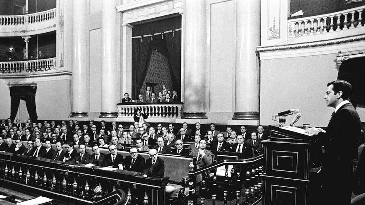 El Pleno del Senado en 1977 durante la exposición de Adolfo Suárez de los Pactos de la Moncloa