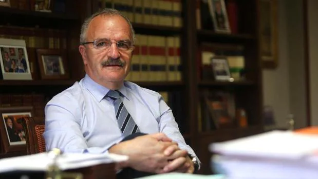 El abogado Félix Mondelo en su despacho