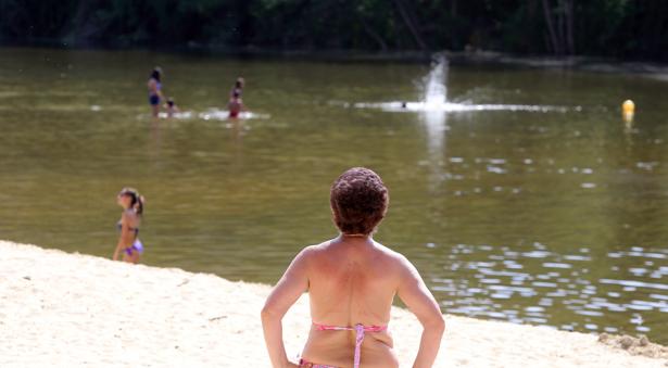 Varias personas se refrescan en el río Pisuerga a su paso por Valladolid