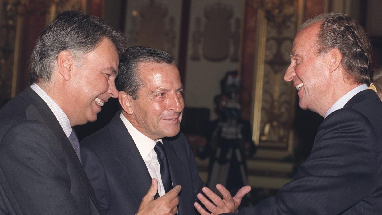 Don Juan Carlos con Adolfo Suárez y Felipe González