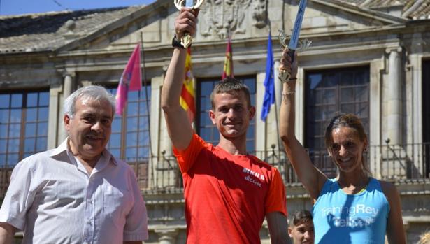 El concejal de Deportes junto a los ganadores de la carrera, David de la Cruz y Sonia Ruiz