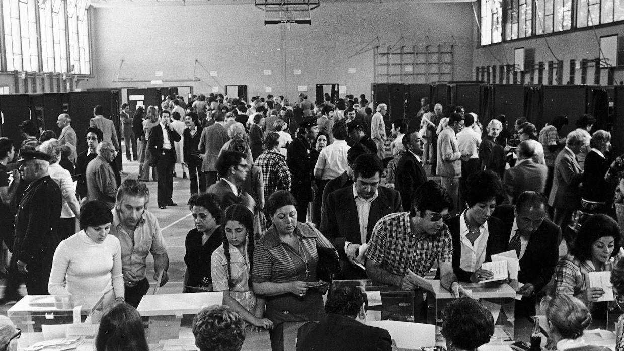 Los ciudadanos acuden a votar a un colegio de Madrid durante las primeras elecciones de la democracia