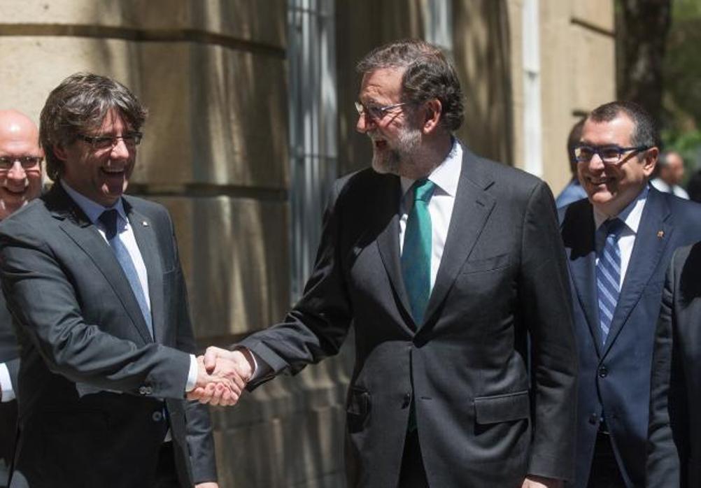 Puigdemont y Rajoy, en el salón del automóvil de Barcelona, en mayo