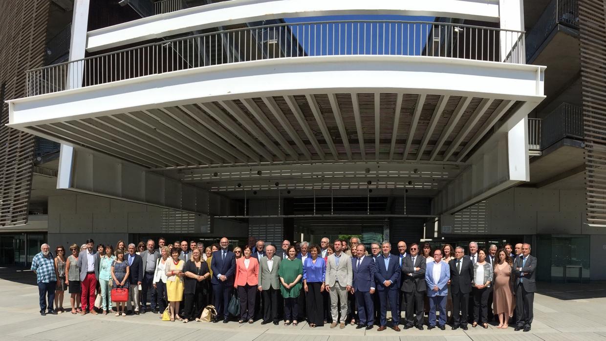 La ministra de Sanidad, el consejero de Salud y la alcaldesa de Barcelona posan junto a los miembros del Comité