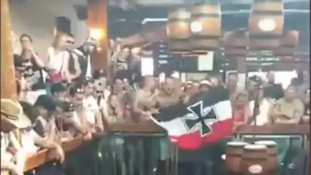 Alborotadores exhiben la bandera de la Marina Imperial alemana