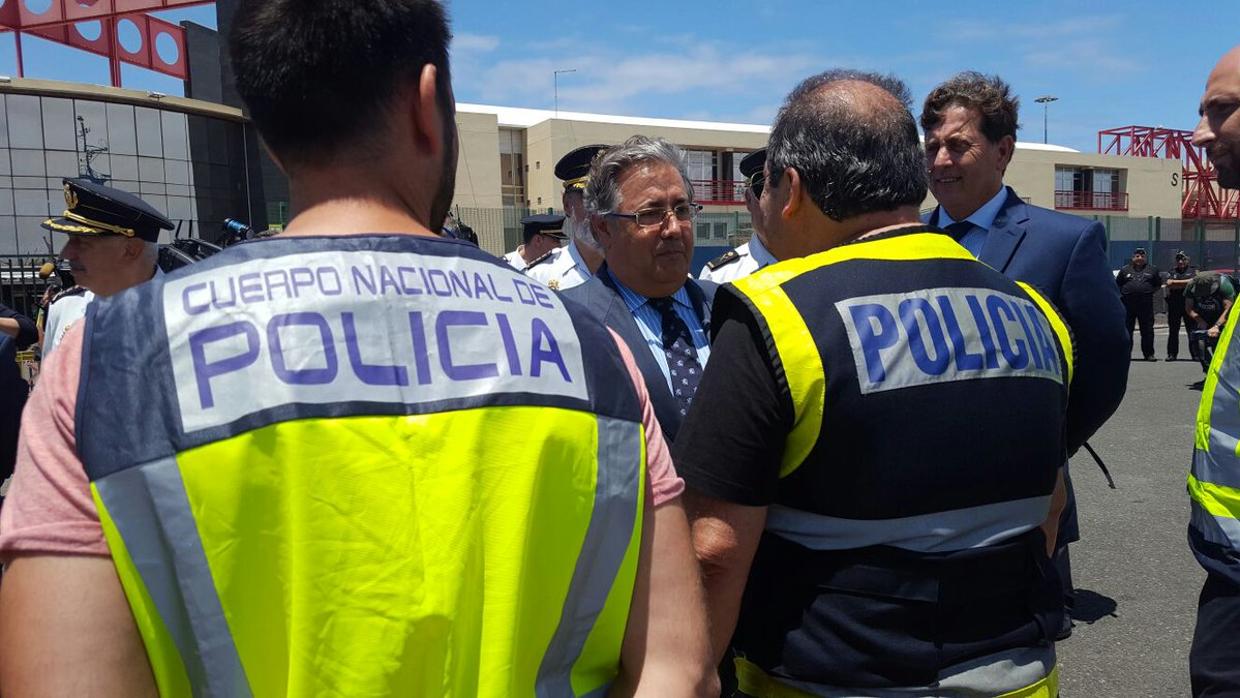 Zoido, este lunes, con agentes participantes en la operación en la capital grancanaria