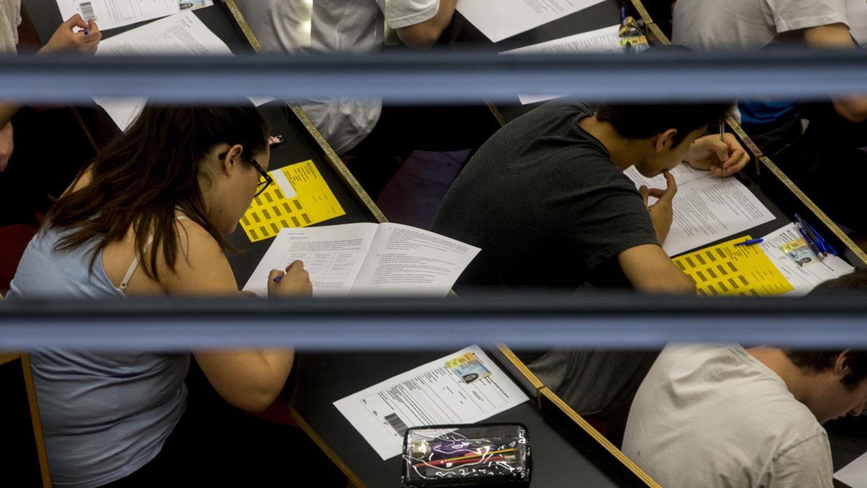 Estudiantes se examinan de Selectividad en la Universitat Pompeu Fabra de Barcelona