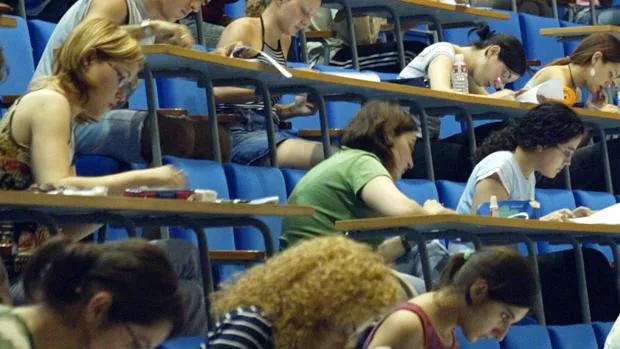 Alumnos durante las pruebas de acceso a la Universidad