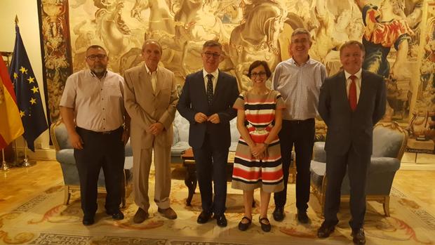 Imagen tras la reunión de la Mesa por la Educación en Libertad con el Secretario de Estado de Educación