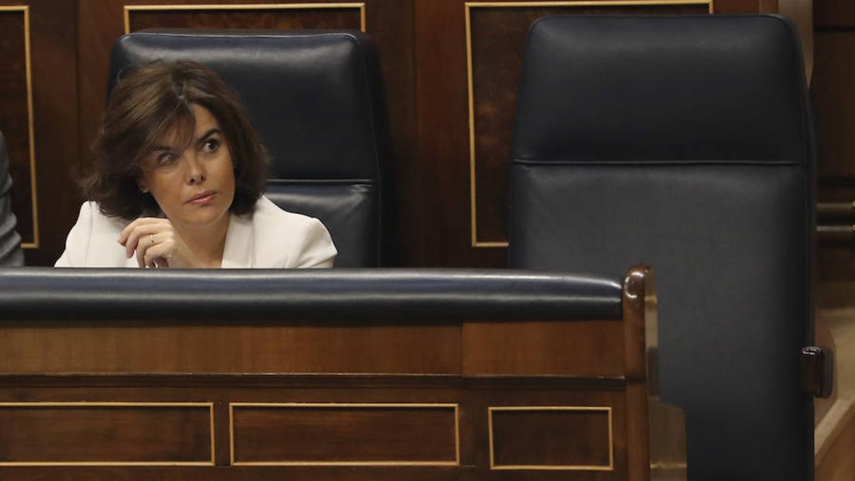 Soraya Sáez de Santamaría junto al puesto vacío del presidente del Gobierno