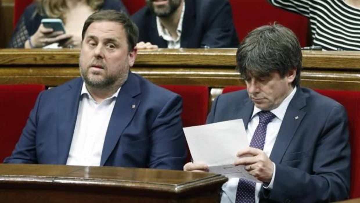 Junqueras y Puigdemont, en el Parlamento de Cataluña, hoy