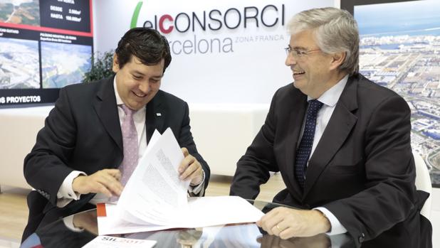 Jordi Cornet (derecha), presidente de la Zona Franca, y el presidente de Alacat, Galo Molina