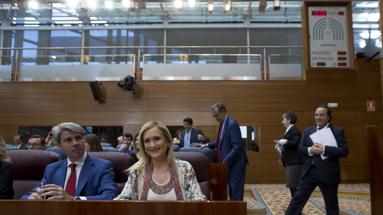 Cifuentes y Garrido, al inicio del pleno de la Asamblea de Madrid