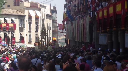 Una multitud se agolpa en torno a la Custodia de Arfe