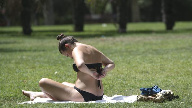 Una joven toma el sol en Madrid, en una imagen de archivo