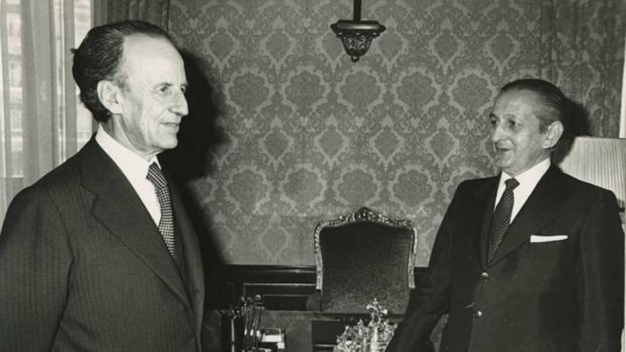 Antonio Hernández Gil, presidente de las Cortes de 1977 a 1978, junto al saliente Torcuato Fernández-Miranda