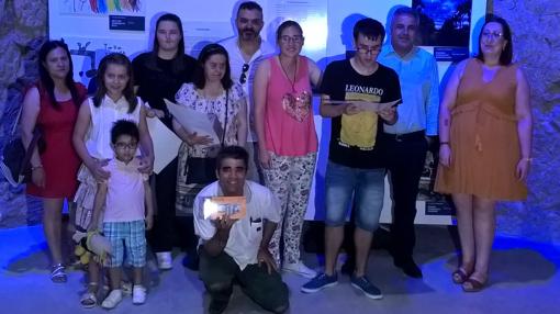 Los ganadores con sus premios