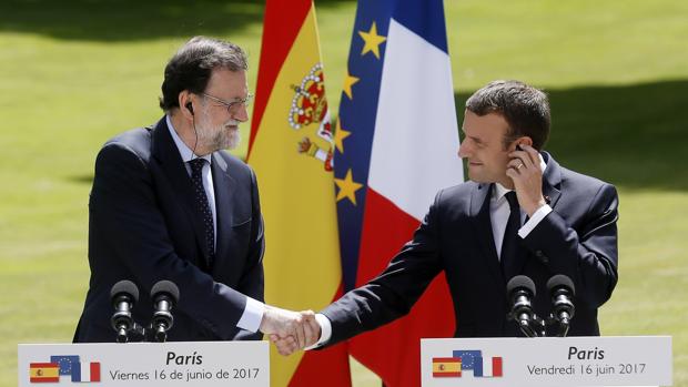 Mariano Rajoyt y Emmanuel Macron, en los jardines del Elíseo