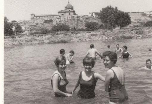 Imagen publicada en el blog «Toledo Olvidado» de un día de playa en el Tajo en Toledo hacia 1965 cedidas por la familia Del Cerro Corrales