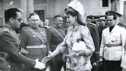 Eva Perón saluda a los «héroes» del Alcázar de Toledo, en su visita al edificio