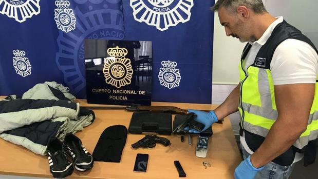Tres encapuchados roban a punta de pistola un reloj y un móvil en plena calle